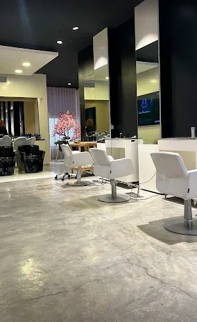 Interior moderno do salão Chrisbell em Braga